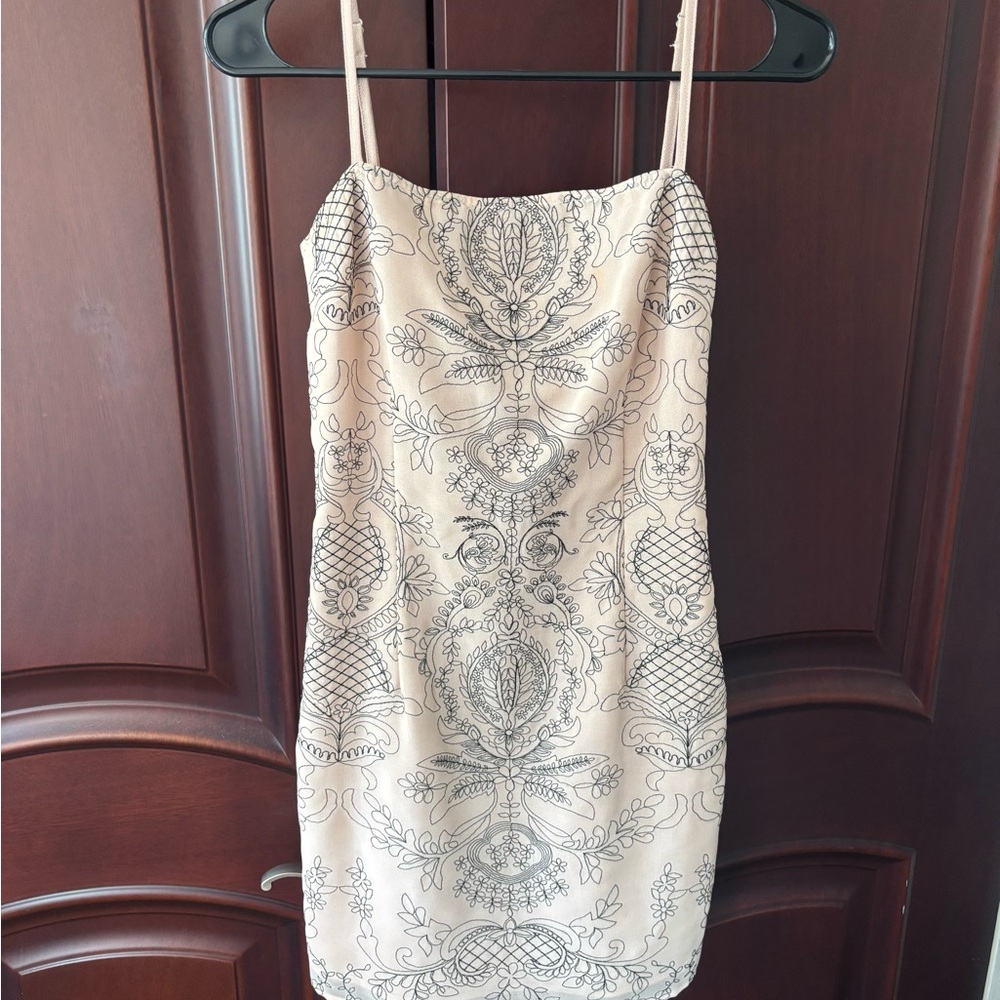 Donna Mizani Chic Beige Patterned Mini Dress